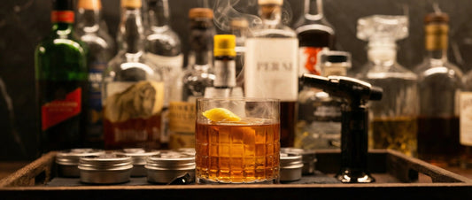 Rețetă cocktail: Sazerac afumat - Cu afumătorul de băuturi - Smoking Spirit