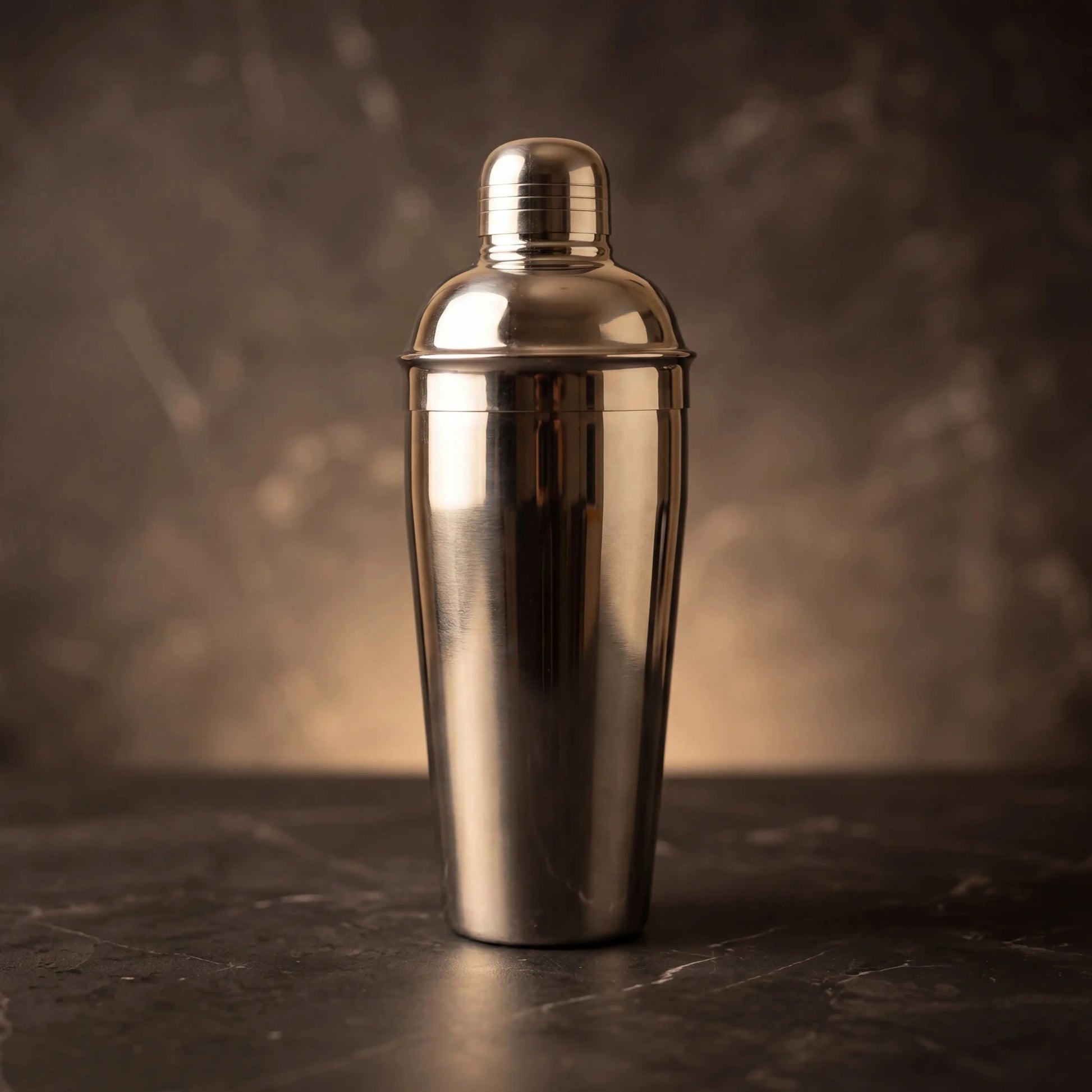Shaker de Cocktail din 3 piese 750ml, realizat din oțel inoxidabil lucios, ideal pentru prepararea cocktailurilor.