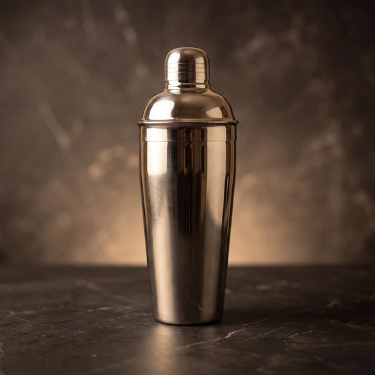 Shaker de Cocktail din 3 piese 750ml, realizat din oțel inoxidabil lucios, ideal pentru prepararea cocktailurilor.